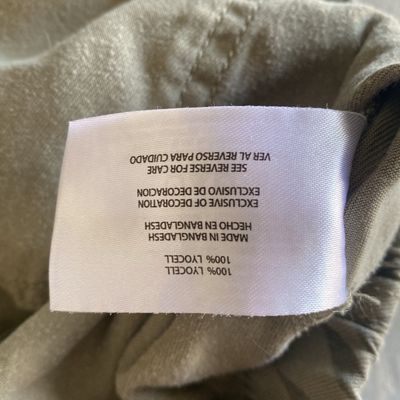 GAP small floral drawstring shorts with two pockets and green leaves. - Picture 7 of 7